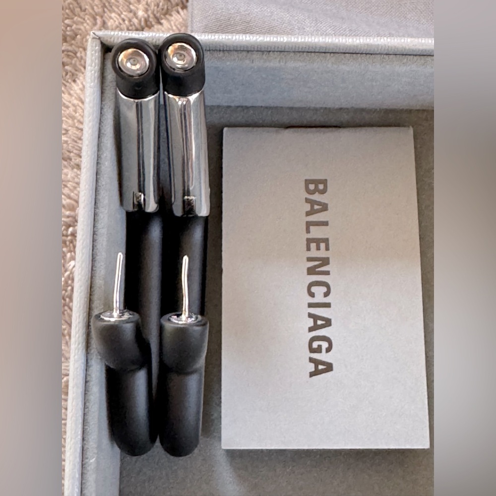 NEW🔥BALENCIAGA Love Carabiner Heart Hoop Earrings🔥 - Picture 12 of 12